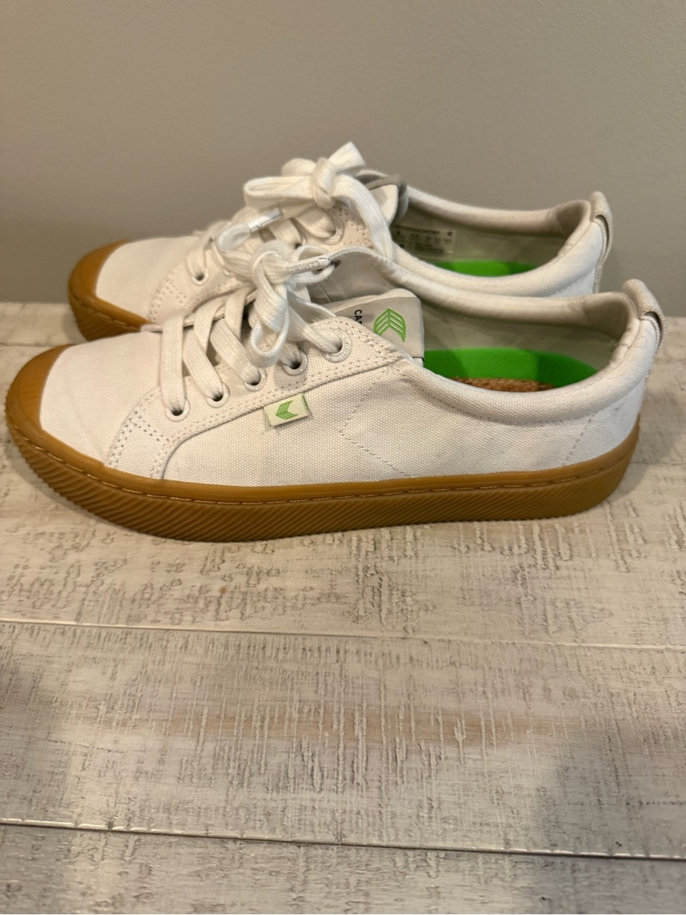 Cariuma OCA Low Canvas Sneakers Women’s Size 8 White Gum Sole EU 39